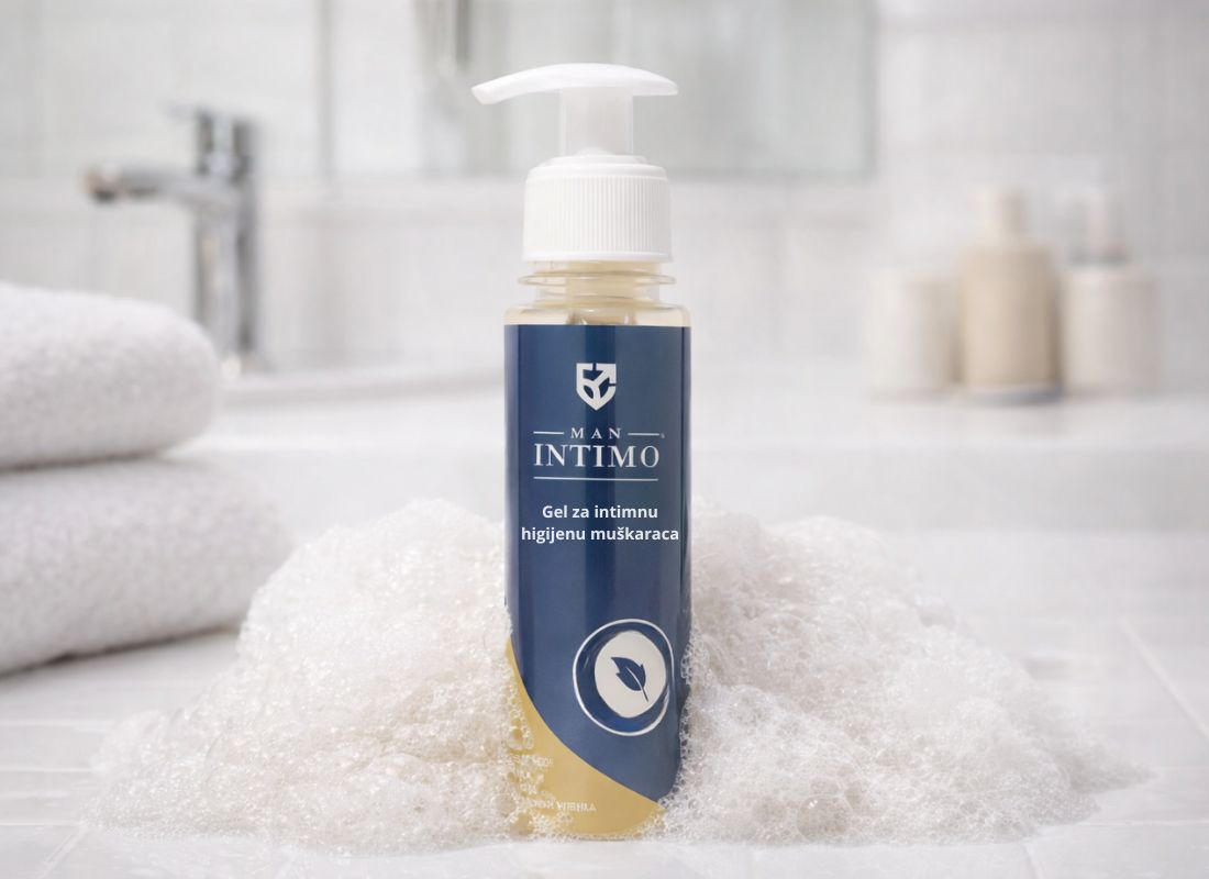 Man intimno gel u kupatilu sa penom oko njega