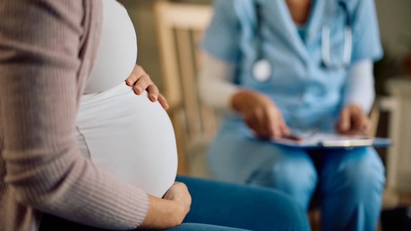 Trudnica razgovara sa medicinskim radnikom o problemu hemoroida tokom trudnoće